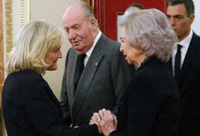 Los reyes eméritos Juan Carlos y Sofía dan el pésame a la viuda del exvicepresidente del Gobierno Alfredo Pérez Rubalcaba, Pilar Goya (i), en la capilla ardiente instalada en el Congreso de los Diputados.