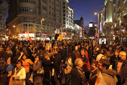 Manifestación de trabajadores del grupo PRISA, ayer en la Gran Vía.