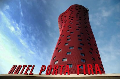 Con su festiva y troglodítica apariencia, y su vestido rojo como si saliera de fiesta, la torre levantada por Toyo Ito en L'Hospitalet de Llobregat añade fantasía al perfil arquitectónico barcelonés.