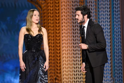 Kristen Bell y Adam Brody, en los premios del sindicato de actores en el Shrine Auditorium de Los ?ngeles, California. 