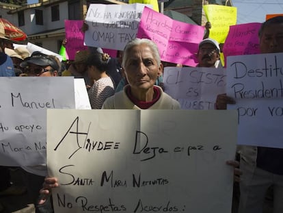 Un grupo de personas se manifiesta antes de la visita de López Obrador a Tulancingo. 