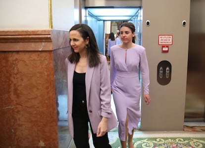 Ione Belarra e Irene Montero, en los pasillos del Congreso este jueves. 