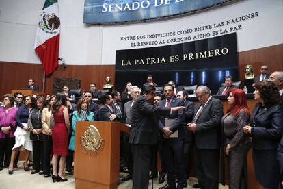 Senadores de PAN, PRD y Morena toman la tribuna de oradores del Senado.