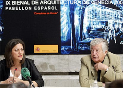 La ministra de Vivienda, María Antonia Trujillo, y el comisario del pabellón de España, Gerardo Ayala.