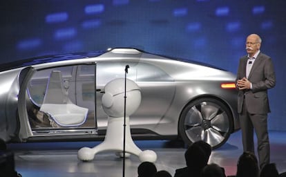 El presidente de Daimler, Dieter Zetsche, presenta el coche sin conductor Daimler F015 en el ámbito de la feria de electrónica de consumo CES, en Las Vegas, Nevada (Estados Unidos).