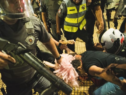 Andreza Delgado, do MPL, é arrastada pelos cabelos no centro da cidade de São Paulo