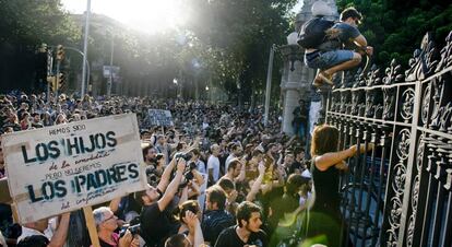 Miles de indignados se concentran ante las puertas del Parlamento catalán.