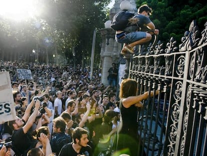Miles de indignados se concentran ante las puertas del Parlamento catalán.