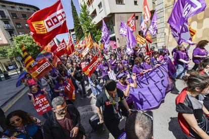 La política ha estado más presente que nunca en la marcha del 1 de mayo. El secretario general de UGT en Cataluña, Camil Ros, ha afirmado que el Día del Trabajador comenzó el pasado domingo, con las elecciones: "Llenamos las urnas por la democracia, la justicia y la libertad". En la imagen, banderas y pancartas, en la manifestación de Girona.