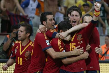 Los jugadores de la selecci&oacute;n espa&ntilde;ola celebran la victoria ante Italia en la semifinal de la Copa Confederaciones, en Brasil.