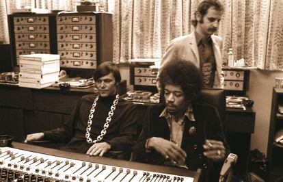 Jimi Hendrix con Gary Kellgren en los estudios de Record Plant en Nueva York en 1968.