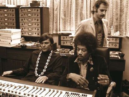 Jimi Hendrix con Gary Kellgren en los estudios de Record Plant en Nueva York en 1968.