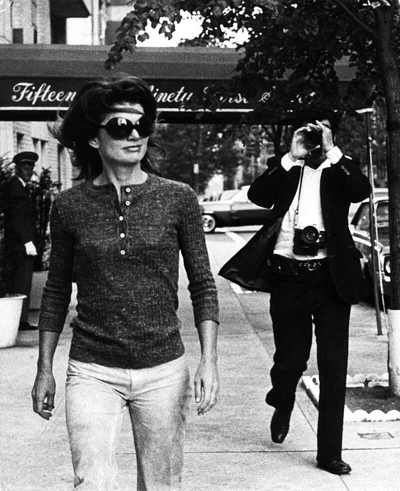 Jackie Onassis y Ron Galella en Nueva York en 1967.