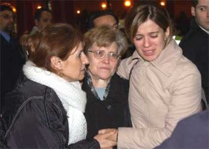 Familiares de las víctimas, esta noche en el pabellón de IFEMA.