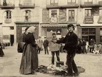 <i>Figueres, vendedor de quincalla</i> (1888-1889), una de las fotografías de Cañellas del <i>Album Rubandonadeu.</i>