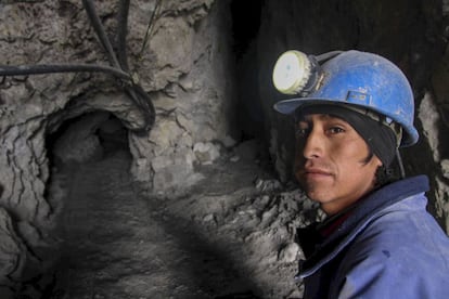 Un joven muestra la galería que da acceso a la zona de extracción.