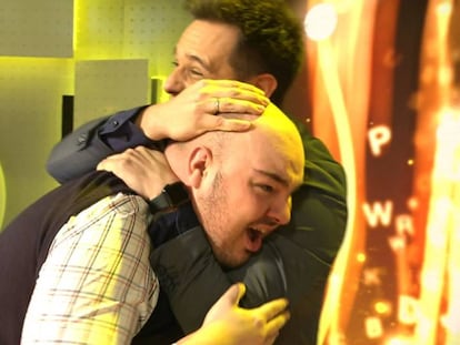 Fran González, con el presentador Christian Gálvez tras ganar el bote de 'Pasapalabra'.