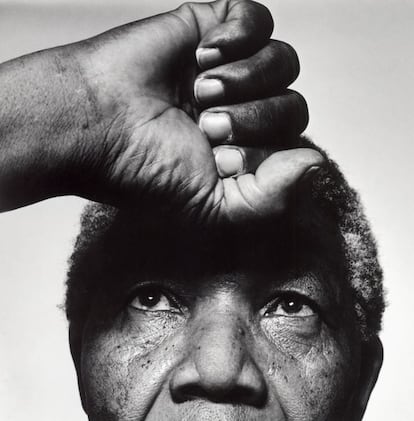 Nelson Mandela en 1990. El 11 de febrero de 1990 Nelson Mandela es liberado tras pasar 27 años y medio en la cárcel.