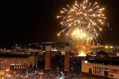 La plaza de España y la avenida María Cristina se llenaron de público para ver el Piromusical.