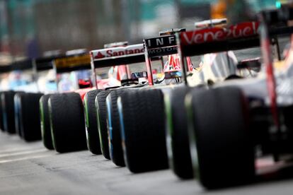 Los monoplazas en el pit lane antes de la clasificación del Gran Premio de Malasia