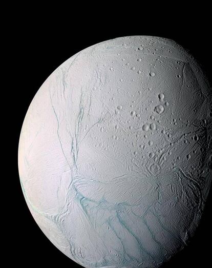 Vista de Encélado, una de las lunas de Saturno. El trabajo de los investigadores de la misión Cassini, indica que el gas de hidrógeno, que potencialmente podría proporcionar una fuente de energía química para la vida, se encuentra en el océano helado de Encélado.