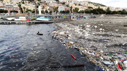 Las costas del viejo continente ocultan escenas grotescas, como esta de la bahía de Nápoles, en Italia, repleta de residuos plásticos.