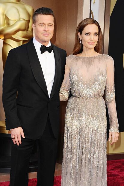 Brad Pitt, que -por fortuna- esta vez no olvidó el cuello de su camisa, con Angelina Jolie.