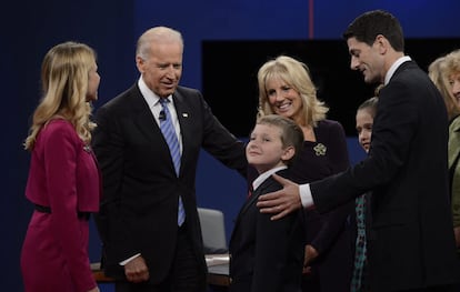 Joe Biden y su esposa Jill saludan a los hijos del matrimonio Ryan una vez terminado el debate.