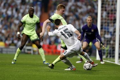 Carvajal intenta controlar una balón ante la portería del Manchester City.