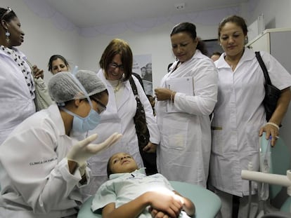 Médicos cubanos durante uma sessão de treinamento em uma clínica de saúde em Brasília.