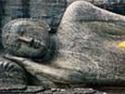 Las estatuas gigantes de Buda se repiten en varios países de Asia, como Tailandia, China, Japón y Ceilán (en la fotografía, el célebre Buda yacente de Polonnaruwa, la antigua capital de esta isla del Índico).