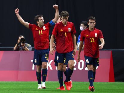 Oyarzabal celebra su gol junto a Pau Torres y Eric García, este domingo en Sapporo.