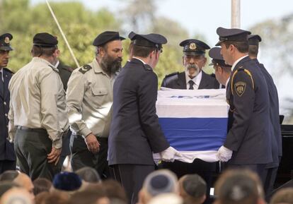 Miembros de la Guardia de Honor portan el féretro del expresidente israelí y premio Nobel de la Paz, Simón Peres, durante su funeral de estado celebrado en el cementerio del Monte Herzl, en Jerusalén.