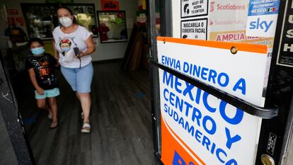 Una mujer sale de una tienda donde se envían remesas, en San Diego (California), en 2020.