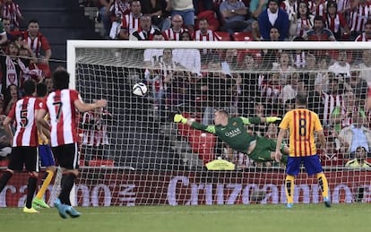 El meta Ter Stegen intenta sin &eacute;xito alcanzar el disparo que significar&iacute;a el tercer gol del Athletic. 