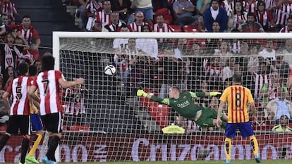 El porter Ter Stegen encaixa el tercer gol de l'Athletic.