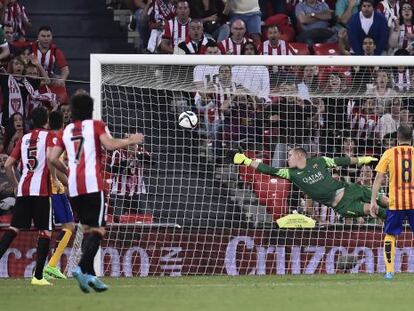 El meta Ter Stegen intenta sin &eacute;xito alcanzar el disparo que significar&iacute;a el tercer gol del Athletic. 