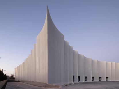 Parece que el centro logístico está construido a distintas alturas, pero es un efecto óptico conseguido por el diseño con arcos.