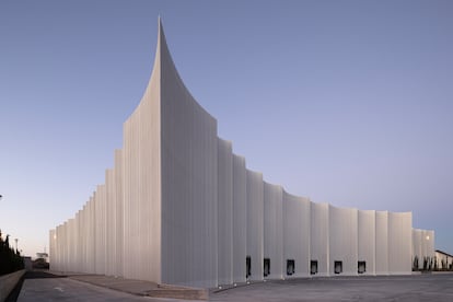 Parece que el centro logístico está construido a distintas alturas, pero es un efecto óptico conseguido por el diseño con arcos.