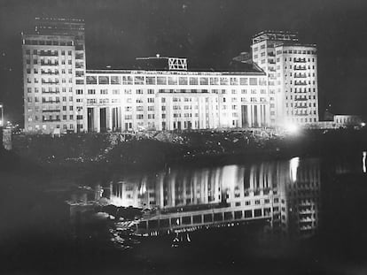 Las obras de la Casa del Gobierno casi acabadas. La iluminación era para celebrar el XIV aniversario de la revolución en noviembre de 1931. Fotografía incluida en el libro 'La casa eterna' de Yuri Slezkine.