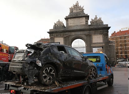 Un coche destrozado tras un accidente de tráfico.