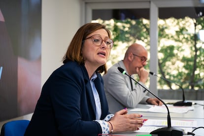 La secretaria confederal de Mujeres, Igualdad y Condiciones de trabajo de CC OO, Carolina Vidal (i), y el secretario general, Unai Sordo (d), este martes en la sede del sindicato en Madrid.