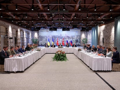 La delegaciones ucrania y rusa, y los mediadores turcos, este viernes en Estambul.