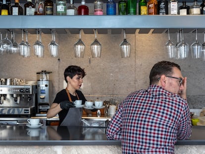 Una camarera sirve cafés en un bar de Valencia, a principios de junio.