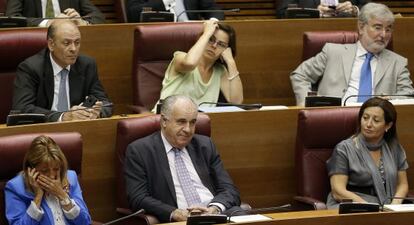 El exconsejero Rafael Blasco, entre otros, durante la sesi&oacute;n de control a Fabra en las Cortes.