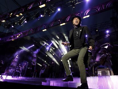 Joaquín Sabina se ajusta su clásico bombín en el concierto en Las Ventas.