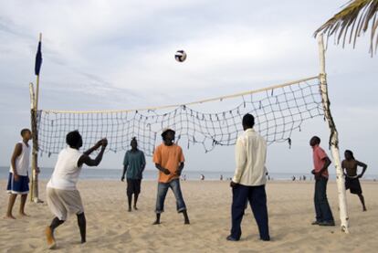 Un grupo de gambianos juega al voleibol en Banjul.