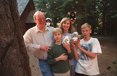 Dave Hampton, cocreador de Furby, con su esposa Cindy y sus hijos James y Mark, cada uno con su Furby, en una fotografía tomada en 1998.