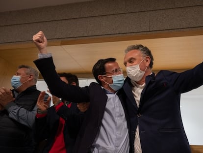 Los alcaldes de Villanueva de la Serena, Miguel Ángel Gallardo (izquierda) y de Don Benito, José Luis Quintana (derecha), celebran la aprobación del proyecto de fusión de ambos municipios en la consulta popular celebrada este domingo en las localidades extremeñas.