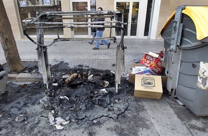 Un contenedor quemado en una calle de Valencia.